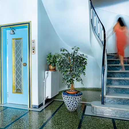 Stylish Urban Hideaway Near Center & Metro Apartment *
